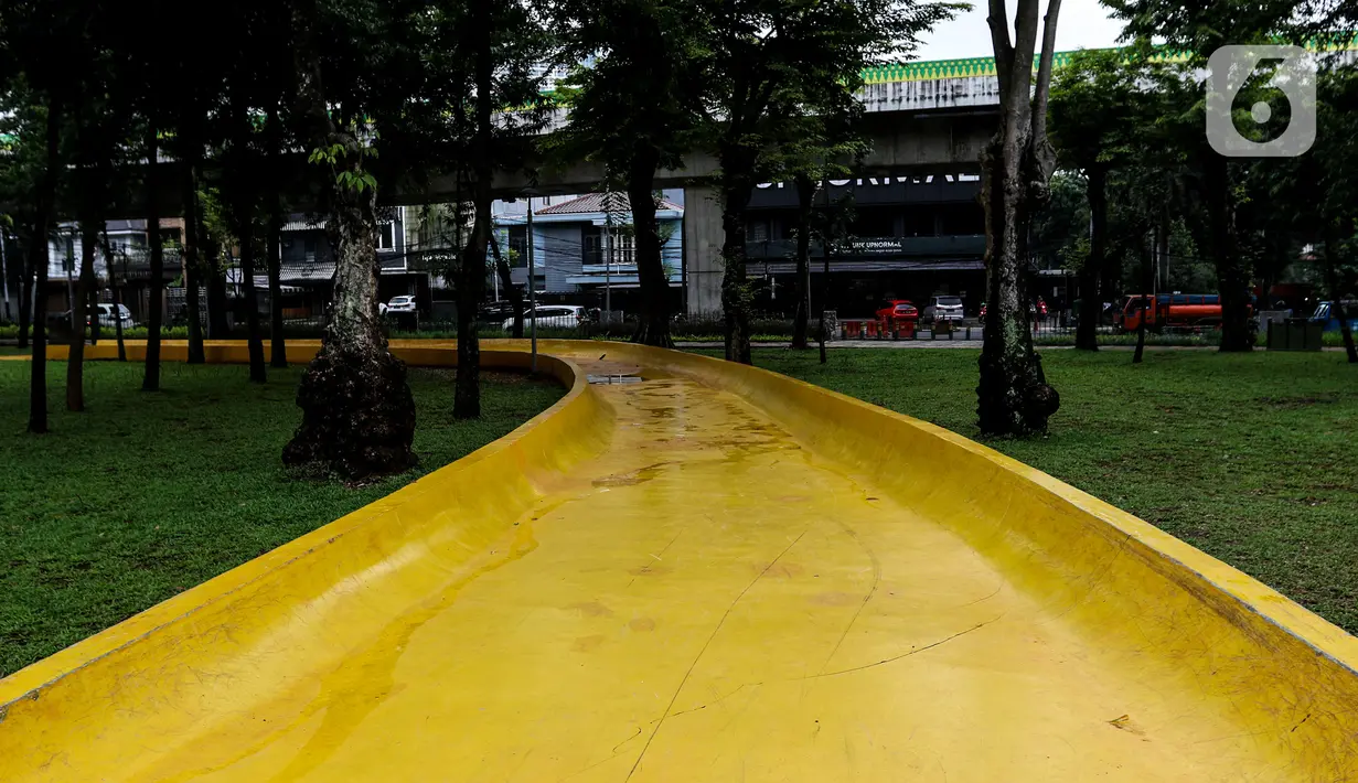 Suasana pada siang hari di Taman Puring, Jakarta, rabu (18/3/2020). Selama sekitar dua pekan itu, taman akan dibersihkan dan disterilisasi untuk mencegah penyebaran virus corona (COVID-19). (Liputan6.com/Johan Tallo)