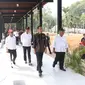 Presiden Joko Widodo (Jokowi) didampingi Mensesneg Pratikno, Menteri Sosial Agus Gumiwang dan Menteri PUPR Basuki Hadimuljono meninjau fasilitas umum untuk masyarakat berkebutuhan khusus di Kompleks GBK Senayan, Selasa (16/10). (Liputan6.com/Angga Yuniar)