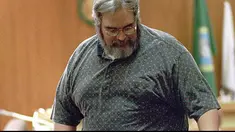 Christopher Newton, ia divonis hukuman mati karena membunuh teman satu selnya setelah berulang kali kalah main catur. Saat dieksekusi oleh beberapa petugas, ia terus tertawa hingga perutnya yang bergelambir bergoncang.