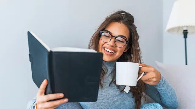 bahagia baca buku minum kopi baju abu-abu