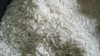 Warga temukan beras berkutu hasil reses anggota DPRD Kota Cirebon (Liputan6.com / Panji Prayitno