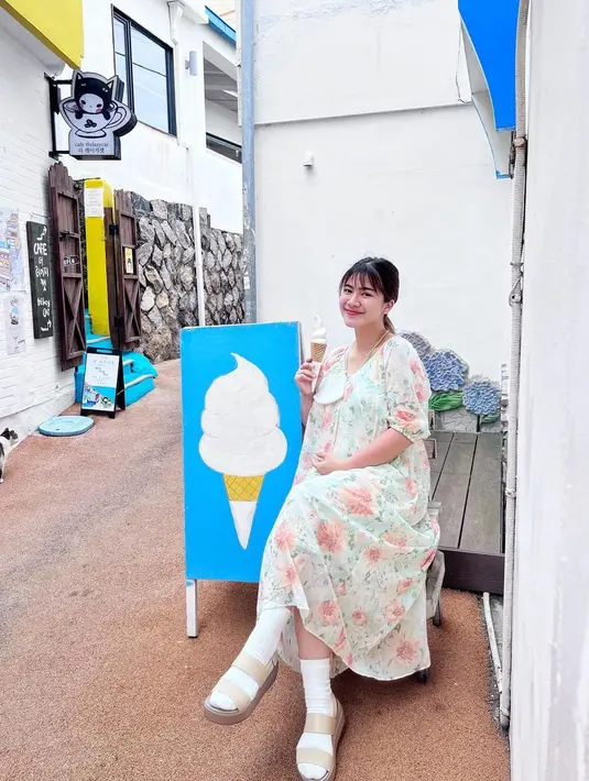 Di tengah kesibukannya, Felicya Angelista menikmati es krim dengan pakaian seperti wanita kue. (Foto: Instagram/@felicyangelista_)