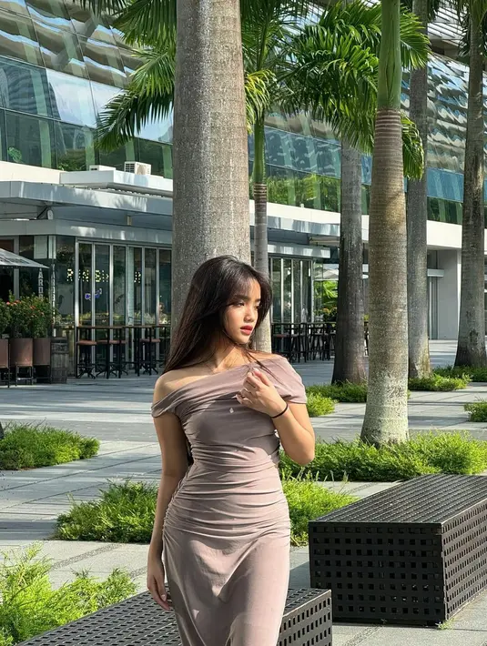 Gayanya kali ini sontak menarik perhatian para penggemar yang kagum akan bentuk tubuhnya yang dipamerkan lewat outfitnya.  [@fuji_an].