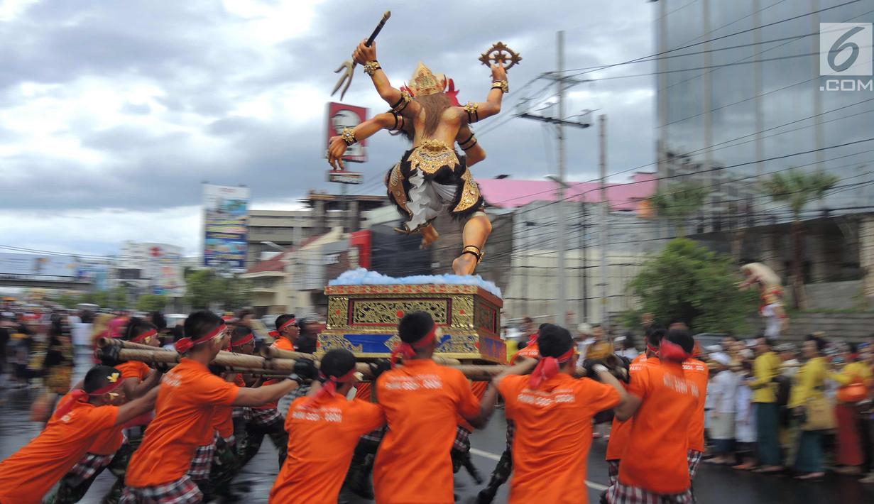 Ogoh-Ogoh diarak saat atraksi Karnaval Seni Budaya Lintas Agama di kawasan Jalan Pemuda  Semarang, Minggu (25/3). Lima ogoh-ogoh yang didatangkan dari Bali ikut memeriahkan acara ini. (Liputan6.com/Gholib)