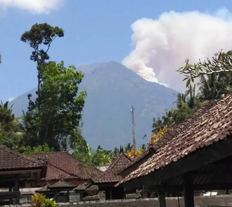 Status Gunung Agung yang terletak di Kabupaten Karangasem, Bali, naik dari Waspada (Level II) ke Siaga (Level III), pada Senin malam, 18 September 2017. (Foto: Istimewa/BNPB)