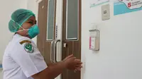 Petugas kesehatan di RS Undata Palu membersihkan tangan usai bertugas. Rumah sakit rujukan Covid-19 di Sulteng itu menjadi salah satu Fakses untuk vaksinasi Covid-19 di Kota Palu.