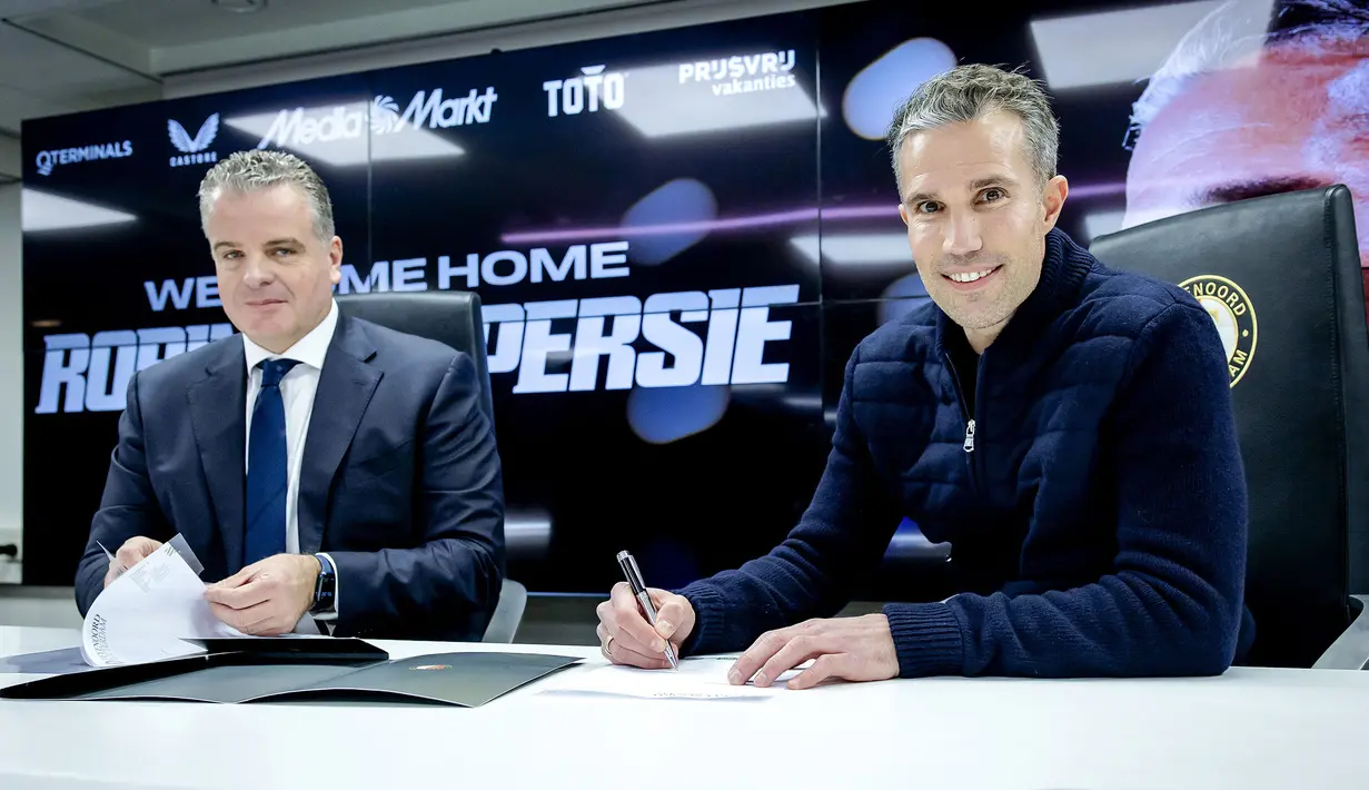 Van Persie mengaku mendapatkan ucapan selamat dari mantan pelatihnya di Arsenal, Arsene Wenger. Hal tersebut diungkapkan pria 41 tahun itu dalam sesi konferensi pers perdana sebagai pelatih Feyenoord. (AFP/ANP/Koen van Weel)