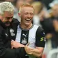 Pelatih Newcastle, Steve Bruce, merayakan gol yang dicetak Matthew Longstaff ke gawang Manchester United pada laga Premier League di Stadion St James Park, Newcastle, Minggu (6/10). Newcastle menang 1-0 atas MU. (AFP/Paul Ellis)