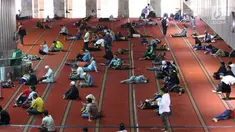 Umat muslim beraktivitas di dalam Masjid Istiqlal, Jakarta, Kamis (17/5). Di bulan Ramadan, Masjid Istiqlal menjadi salah satu masjid yang banyak dikunjungi warga untuk beribadah sekaligus menunggu waktu berbuka puasa. (Liputan6.com/Immanuel Antonius)
