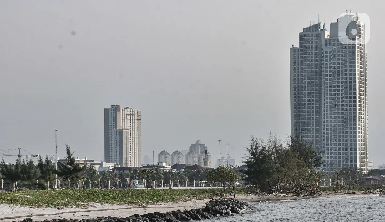 Suasana di lokasi proyek reklamasi perluasan kawasan wisata Ancol, Jakarta, Rabu (8/7/2020). Reklamasi Ancol seluas 155 hektare yang meliputi perluasan Rekreasi Dufan sekitar 35 hektare dan kawasan Ancol Timur 120 hektare menuai polemik dari masyarakat dan nelayan. (merdeka.com/Iqbal S. Nugroho)