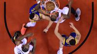 Pebasket Toronto Raptors, Serge Ibaka, berusaha memasukan bola saat melawan Golden State Warriors pada laga Final NBA di Scotiabank Arena, Toronto, Kamis (30/5). Raptors menang 118-109 atas Warriors. (AP/Nathan Denette)