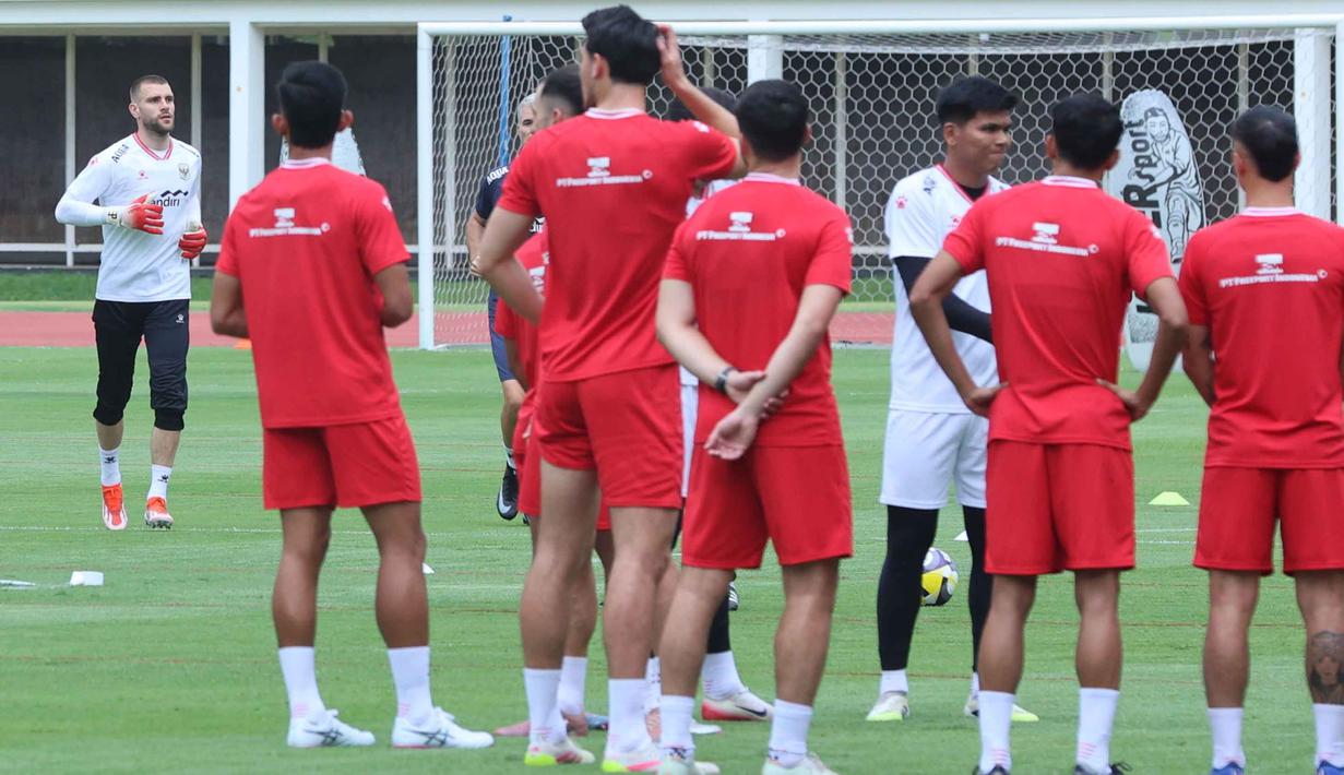Ajang ini akan berlangsung pada 27 hingga 30 Maret 2026. Tampak dalam foto, penjaga gawang Timnas Indonesia, Marten Paes (kiri), saat mengikuti sesi latihan perdana di Lapangan Stadion Madya, Kompleks Gelora Bung Karno, Senayan, Jakarta, Selasa (24/3/2026). (Bola.com/M Iqbal Ichsan)