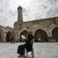 Masjid Omari di Gaza sebelum luluh lantak diserang misil Israel. (dok. MOHAMMED ABED / AFP)