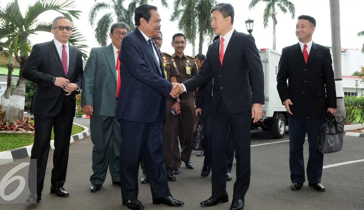 Kepala Kejakasaan Agung, HM Prasetyo berjabat tangan dengan komisioner Independent Commision of Anti Corruption (ICAC) Hongkong Mr. Simon Y.L.Peh saat menerima kunjungan bilateral di Kejaksaan agung RI, Jakarta, Kamis (17/3). (Liputan6.com/Helmi Afandi)