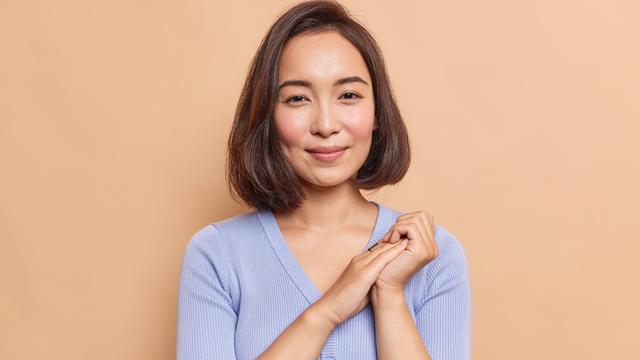 wanita september tersenyum tenang