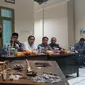 Kepala BPCB Jawa Timur mengimbau warga Sekarpuro, Malang, waspada modus pemalsuan benda peninggalan Majapahit (Liputan6.com/Zainul Arifin)