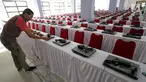 Teknisi menginstal laptop untuk tes calon pegawai negeri sipil (CPNS) di GOR Kelapa Gading, Jakarta Utara, Jumat (26/10). Tempat ini akan menjadi lokasi tes CPNS yang akan dilangsungkan pada Sabtu, 26 Oktober 2018. (Liputan6.com/JohanTallo)