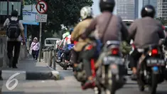 Seorang pejalan kaki melintas melalui trotoar dikawasan Sudirman, Jakarta, Senin (18/4). Gubernur Basuki T Purnama berencana memperlebar trotoar sampai 9,5 meter agar mempermudah orang berjalan kaki usai naik kereta atau bus. (Liputan6.com/Faizal Fanani)