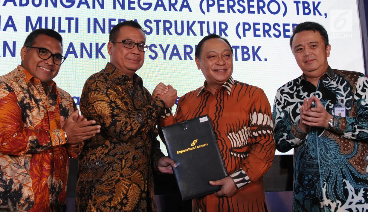 Dirut BTN Maryono (kedua kanan) bersalaman dengan Direktur Utama AP 1 Faik Fahmi (kedua kiri) saat bertukar naskah kerjasama usai  penandatanganan perjanjian kredit korporasi senilai Rp.2 Triliun (non revolfing), Jakarta (18/12). (Liputan6.com/HO/Suryo)