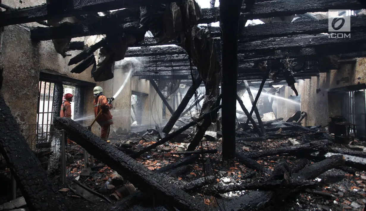 Pemadam kebakaran melakukan pendinginan pascaterbakarnya Museum Bahari di Jalan Pasar Ikan, Penjaringan, Jakarta Utara, Selasa (16/1). Kepala Museum Bahari Sonni mengatakan api hampir melahap semua Gedung A dan Gedung C. (Liputan6.com/Arya Manggala)