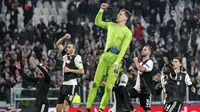 Para pemain Juventus merayakan kemenangan usai pertandingan melawan Atletico Madrid pada Grup D Liga Champions di stadion Allianz di Turin, Italia (26/11/2019). Juventus menang tipis atas Atletico Madrid 1-0. (AP Photo/Antonio Calanni)