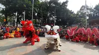 Pertunjukkan barongsai memeriahkan ajang car free day (CFD) di pelataran depan Bundaran Hotel Indonesia (HI) Jakarta, Minggu (26/1/2020) pagi. (Liputan6.com/Lizsa Egeham)