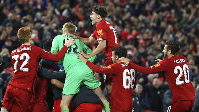 Para pemain Liverpool merayakan kemenangan atas Arsenal pada laga Piala Liga Inggris 2019 di Stadion Anfield, Rabu (30/10). Liverpool menang adu penalti atas Arsenal dengan skor 5-4. (AP/Jon Super)