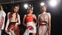 Ini 10 Tampilan Transparan di New York Fashion Week. Sumber : cosmopolitan.com.