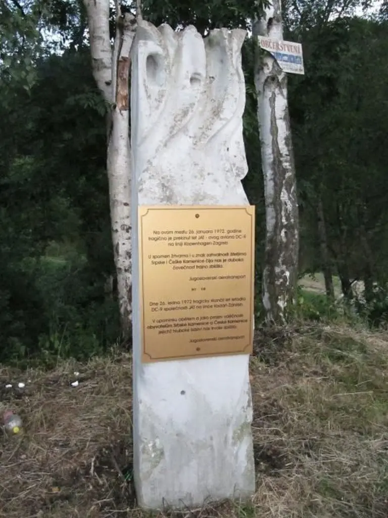 Monumen kecelakaan pesawat di Desa Srbská Kamenice  (Wikipedia/palickap – CC BY 3.0)