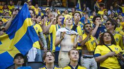 Suporter Swedia bersorak sebelum pertandingan melawan Norwegia pada pertandingan kedua Grup B4 UEFA Nations League di Stadion Friends Arena, Stockholm, Senin (6/6/2022). Norwegia menang atas Swedia 2-1. (Christine Olsson/TT News Agency via AP )