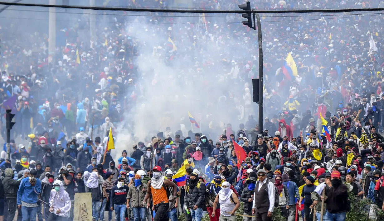Demonstran saat bentrok dengan polisi anti huru hara di Quito (8/10/2019). Demonstran juga menuntut pemerintah membatalkan pemindahan pemerintah keluar dari ibu kota. (AFP Photo/Martin Bernetti)