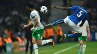 Striker Republik Irlandia, Shane Long (kiri), berebut bola dengan bek Italia, Angelo Ogbonna (kanan), pada laga Grup E Piala Eropa 2016 di Stade Pierre-Mauroy, Lille, Rabu (22/6/2016) atau Kamis dini hari WIB. (AFP/Philippe Lopez)