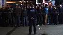 Kepolisian Jerman menutup stasiun kereta api di Dusseldorf, dari aktivitas hilir mudik penumpang setelah seorang pria bersenjata kapak mengamuk, Kamis (9/3). Serangan itu membuat para calon penumpang kereta api ketakutan. (Patrik STOLLARZ/AFP)