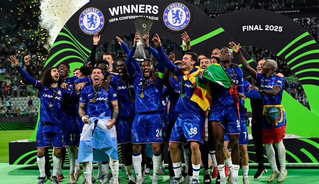 Raihan trofi UEFA Conference League mengukuhkan Chelsea sebagai klub pertama yang berhasil menjuarai ketiga kompetisi antarklub Eropa, yakni Liga Champions, Liga Europa, dan Conference League. Tampak dalam foto, pemain Chelsea merayakan trofi UEFA Conference League usai memenangi laga final melawan Real Betis di Tarczynski Arena, Wroclaw, Polandia, Rabu 28 Mei 2025 waktu setempat atau Kamis (29/5/2025) dini hari WIB. (John MACDOUGALL/AFP)