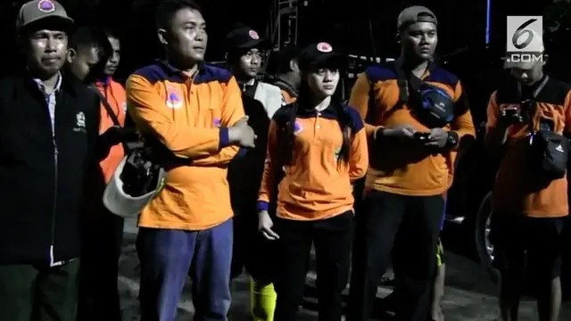 Tim sar dari BPBD kota Tegal, Jawa Tengah, hingga Rabu tengah malam, terus melakukan upaya pencarian terhadap satu korban tertabrak kapal tongkang,di Anjungan Pantai Alam Indah.