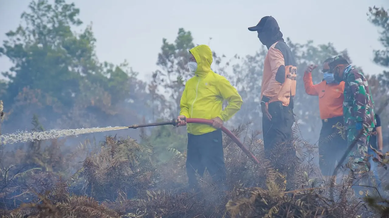 Pemadaman kebakaran lahan di Pontianak. (Foto: Liputan6.com/Aceng Mukaram)