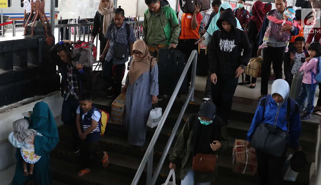 Foto Arus Balik Masih Banyak Pemudik Di Stasiun Senen Foto