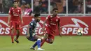 Gelandang Persija, Ramdani Lestaluhu, berebut bola dengan gelandang Persela, Saddil Ramdani, pada laga Liga 1 di SUGBK, Jakarta, Selasa (20/11). Persija menang 3-0 atas Persela. (Bola.com/Yoppy Renato)