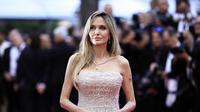 Aktris dan sutradara AS Angelina Jolie tiba untuk pemutaran film "Eddington" di Festival Film Cannes ke-78 di Cannes, Prancis selatan, pada 16 Mei 2025.Valery HACHE / AFP