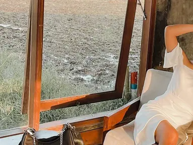 Pemilik akun Instagram dengan  satu juta pengikut ini kerap membagikan hasil pemotretannya dalam media sosial. Hasil pemotretannya ini pun kerap menuai banyak pujian dengan parasnya yang menawan. Ditambah, wanita yang memiliki tahi lalat di atas bibir ini kerap dipuji bahwa hasil foto close-upnya terlihat manis. (Liputan6.com/IG/@rebeccatamara)