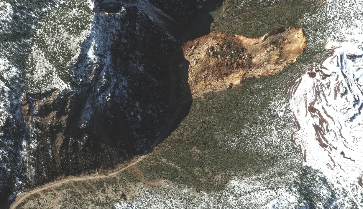 Gambar satelit menunjukkan tanah longsor besar yang memblokir jalan setelah gempa bumi di Islahiye, Turki, Senin, 13 Februari 2023. Sepasang gempa bumi pada 6 Februari meruntuhkan ribuan bangunan di Turki tenggara dan Suriah utara. Ada kerusakan signifikan pada infrastruktur kritis di seluruh wilayah. (Satellite image ©2023 Maxar Technologies via AP)