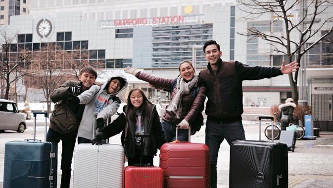 Begini momen kebahagiaan keluarga Darius berada di Stasiun Sapporo. Momen menjelajahi Hokkaido pun menurutnya masih kurang dan Darius ingin kembali lagi kesini karena masih banyak tempat yang belum dikunjungi. (Liputan6.com/IG/@darius_sinathrya)