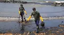 Tentara Sri Lanka membersihkan tumpahan minyak di sebuah pantai di Uswetakeiyawa, Kolombo, Senin (10/9). Sekitar 25 ton minyak tumpah mencemari pantai akibat kebocoran pipa. (AP Photo/Eranga Jayawardena)