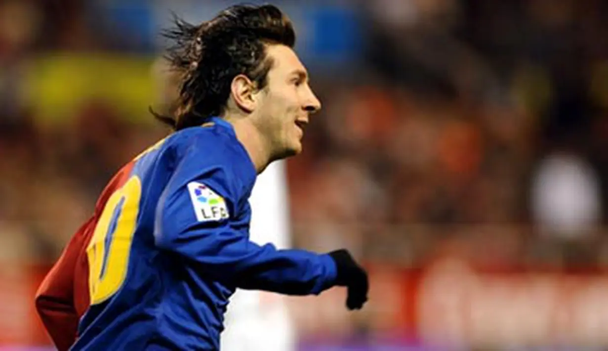 Barcelona's Lionel Andres Messi celebrates after scoring against Sevilla during their Spanish league football match at Sanchez Pizjuan stadium in Seville, on November 29, 2008. AFP PHOTO / CRISTINA QUICLER 
