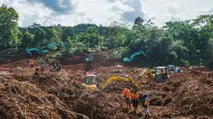 Tim pencari dan penyelamat gabungan berupaya mencari korban bencana longsor yang menimbun beberapa rumah di Desa Cibeunying, Kabupaten Cilacap, Jawa Tengah, pada Senin 17 November 2025. Hingga Senin (17/11/2025), tim pencari dan penyelamat gabungan terus berupaya mencari korban bencana tanah longsor di Desa Cibeunying, Kabupaten Cilacap, Jawa Tengah. (Bakhtiar RAHMAN/AFP)