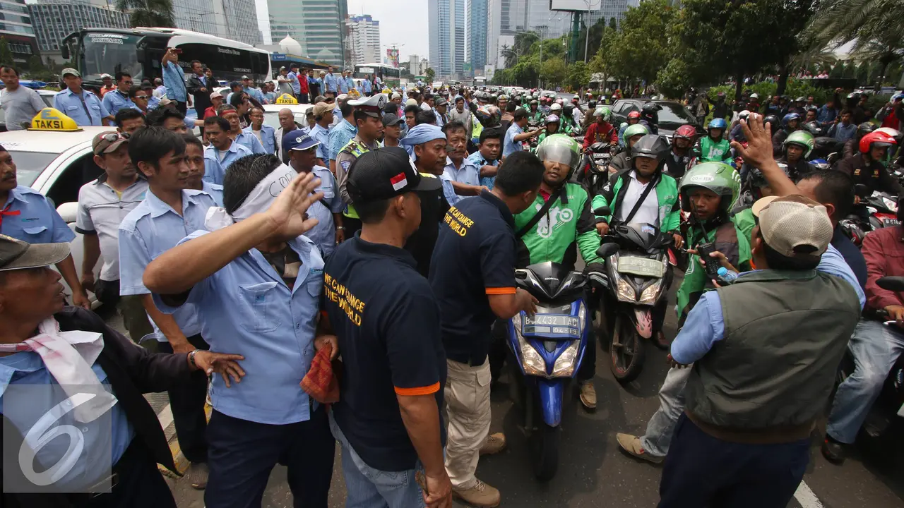 20160322-Go-Jek-Terlibat-Kericuhan-dengan-Sopir-Taksi-Jakarta-IA