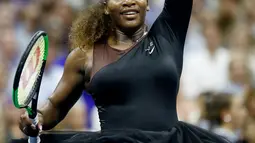 Petenis AS, Serena Williams berselebrasi setelah mengalahkan Karolina Pliskova dari Ceko pada perempat final AS Terbuka di New York, Selasa (4/9). Serena memastikan lolos ke babak semifinal berkat kemenangan 6-4 dan 6-3. (JULIAN FINNEY/GETTY IMAGES/AFP)