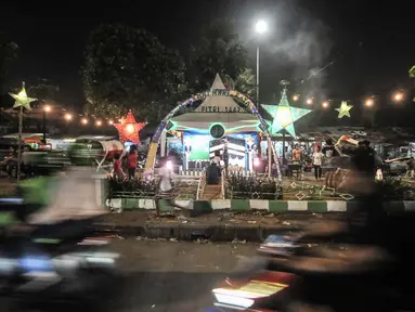 Suasana malam takbiran Idul Fitri di kawasan Manggarai, Jakarta, Rabu (13/5/2021). Tradisi merayakan malam takbiran dengan memainkan bedug dan membuat hiasan bernuansa Islam masih terlihat di pinggiran Ibu Kota meski berada di tengah pandemi Covid-19. (merdeka.com/Iqbal S. Nugroho)