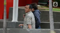 Ketua KONI Pusat, Tono Suratman berjalan meninggalkan Gedung KPK usai menjalani pemeriksan di Jakarta, Selasa (21/1/2020). Tono diperiksa sebagai saksi untuk melengkapi berkas penyidikan tersangka mantan Menteri Pemuda dan Olahraga (Menpora), Imam Nahrawi. (merdeka.com/Dwi Narwoko)