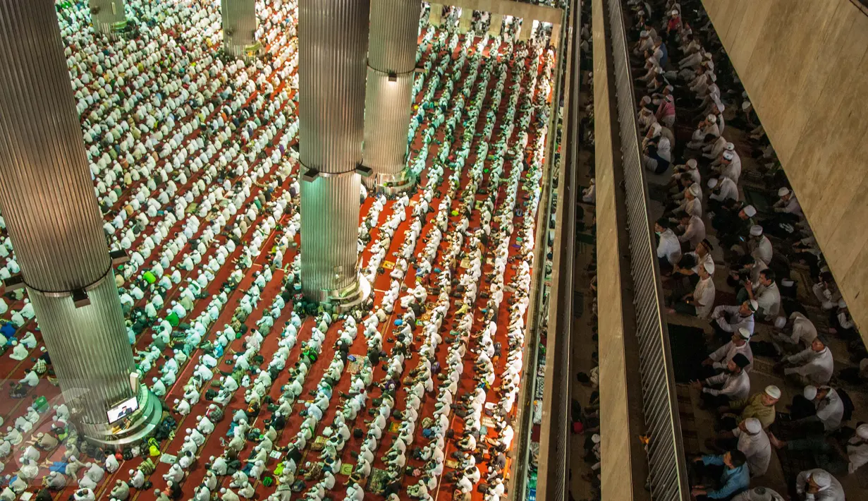 Ribuan umat muslim saat melaksanakan salat Jumat di Masjid Istiqlal, Jakarta, Jumat (31/3). Sebanyak 5 ribu massa diprediksi memenuhi Masjid Istiqlal, Sawah Besar, Jakarta Pusat pada hari ini. (Liputan6.com/Gempur M Surya)